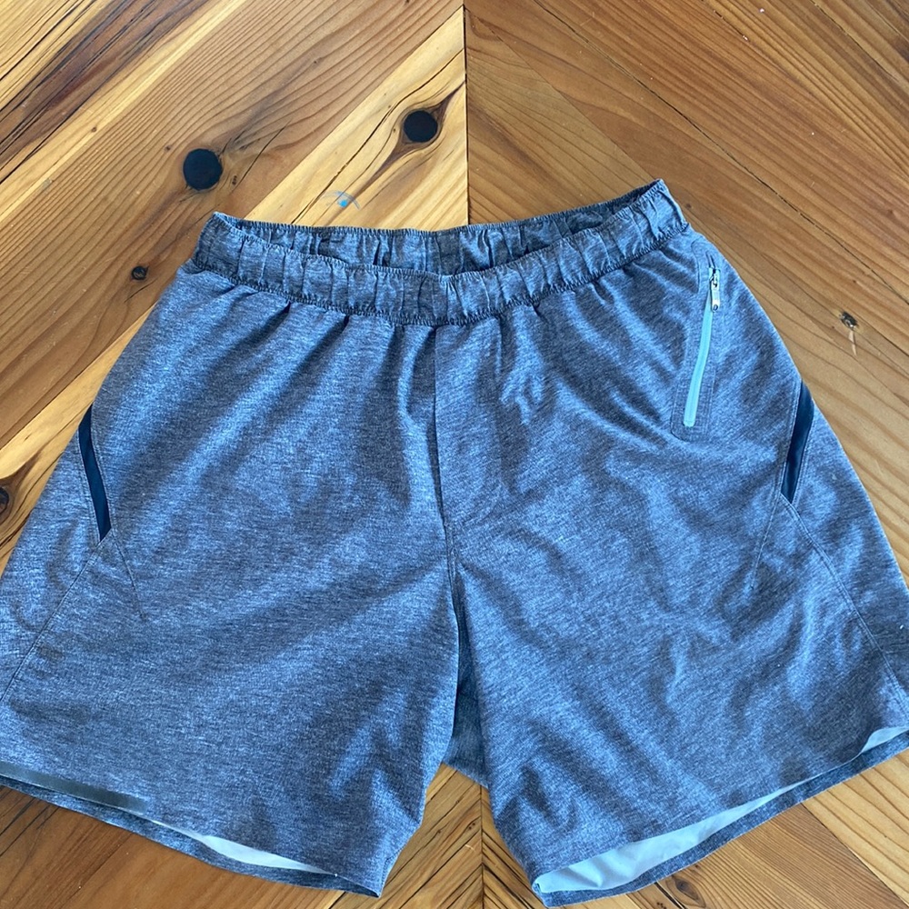 Mens grey lined lululemon pacemaker short.